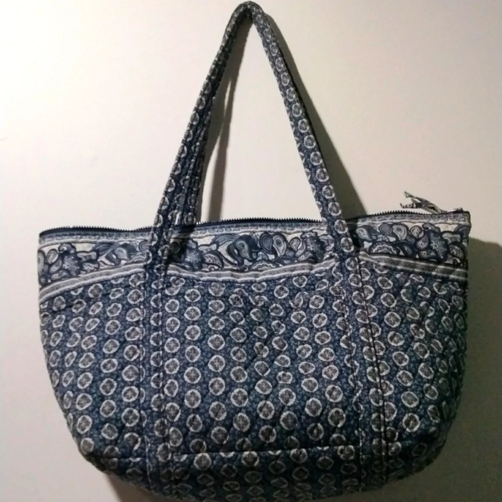 Verá Bradley tote bag sz 22× 14 inche color blue gray in good condition